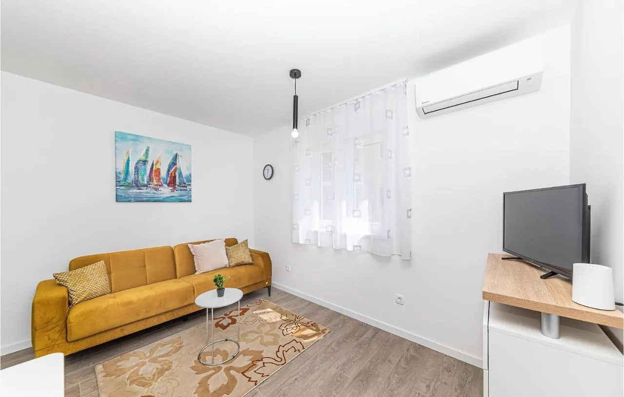 Cozy Apartment In Kastel Kambelovac With Wifi Kastela