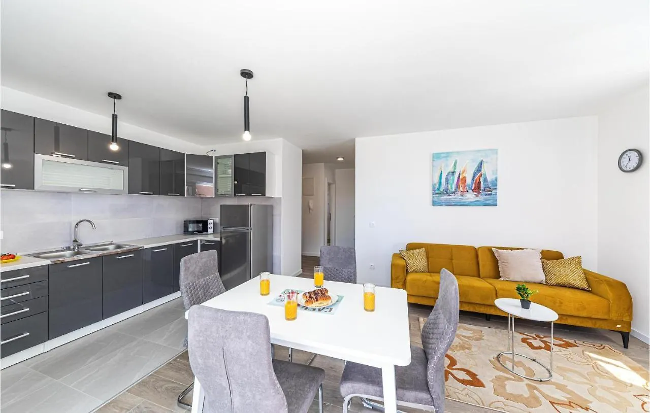 Cozy Apartment In Kastel Kambelovac With Wifi Kaštela