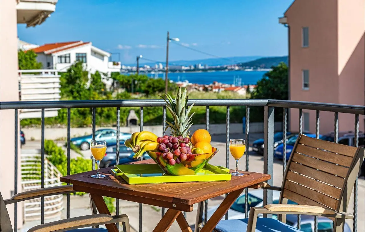 Kaštela Cozy Apartment In Kastel Kambelovac With Wifi