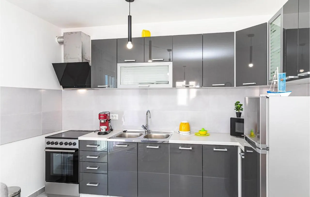 Kaštela Cozy Apartment In Kastel Kambelovac With Wifi